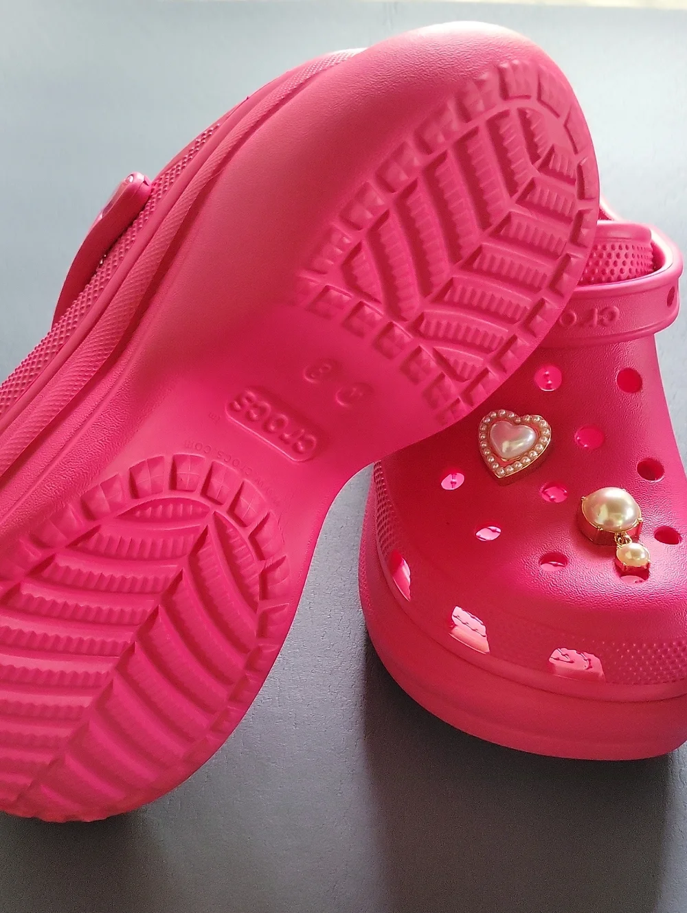 Crocs clásicos para mujer con plataforma en color rosa vibrante. Totalmente Nuev